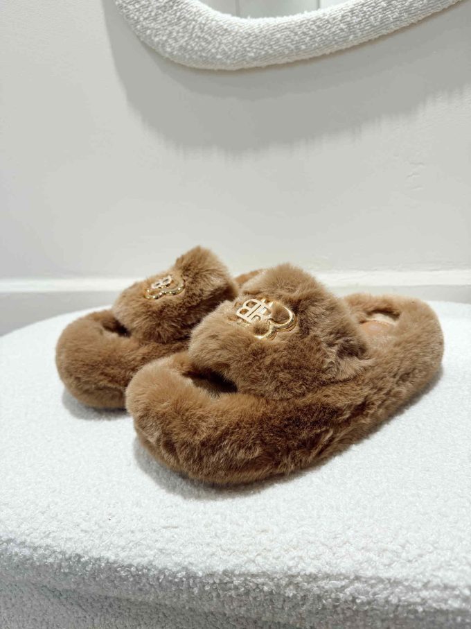 Fluffy pantoffels.