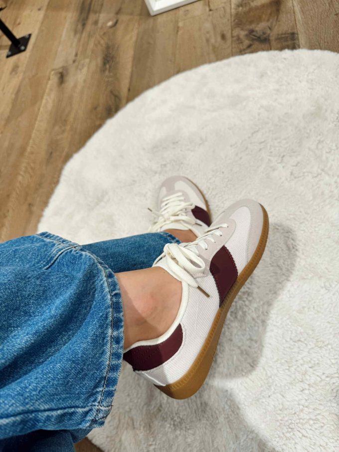 Sneaker bordeaux accent.