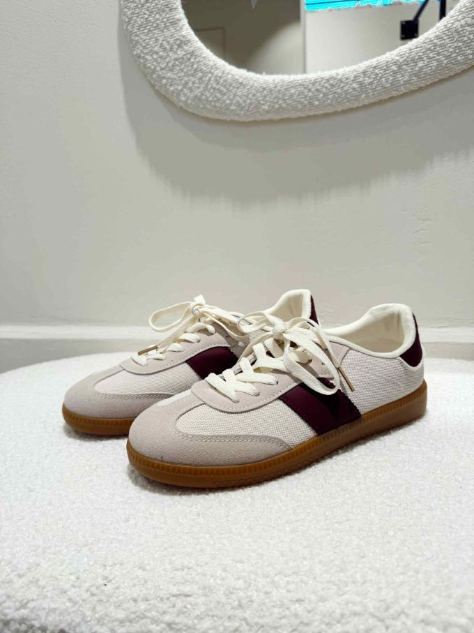 Sneaker bordeaux accent.