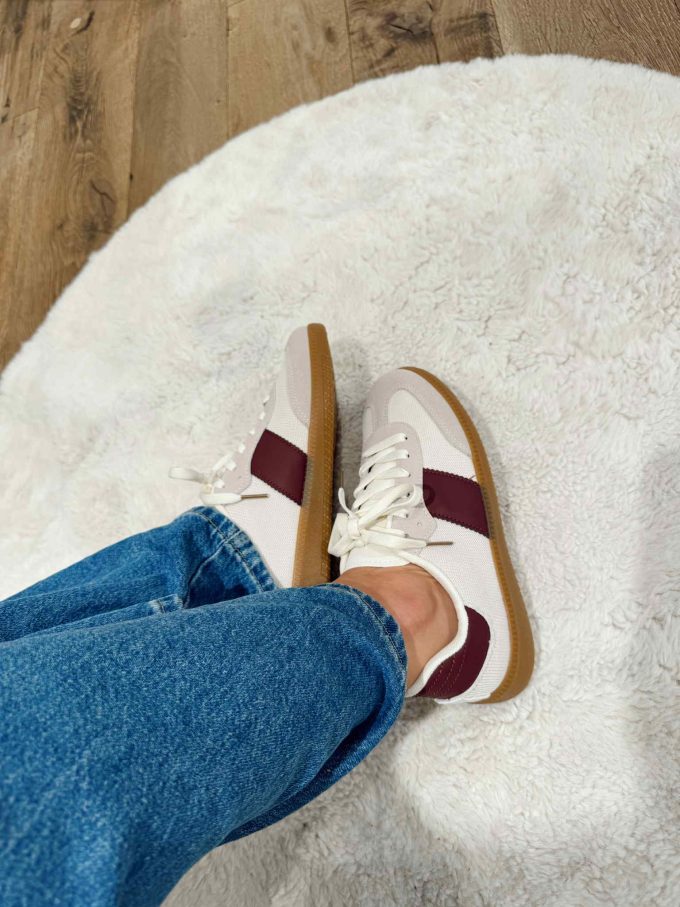 Sneaker bordeaux accent.