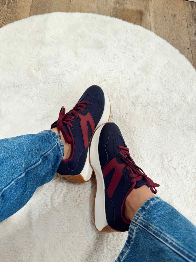 Sneakers navy met bordeaux accent.