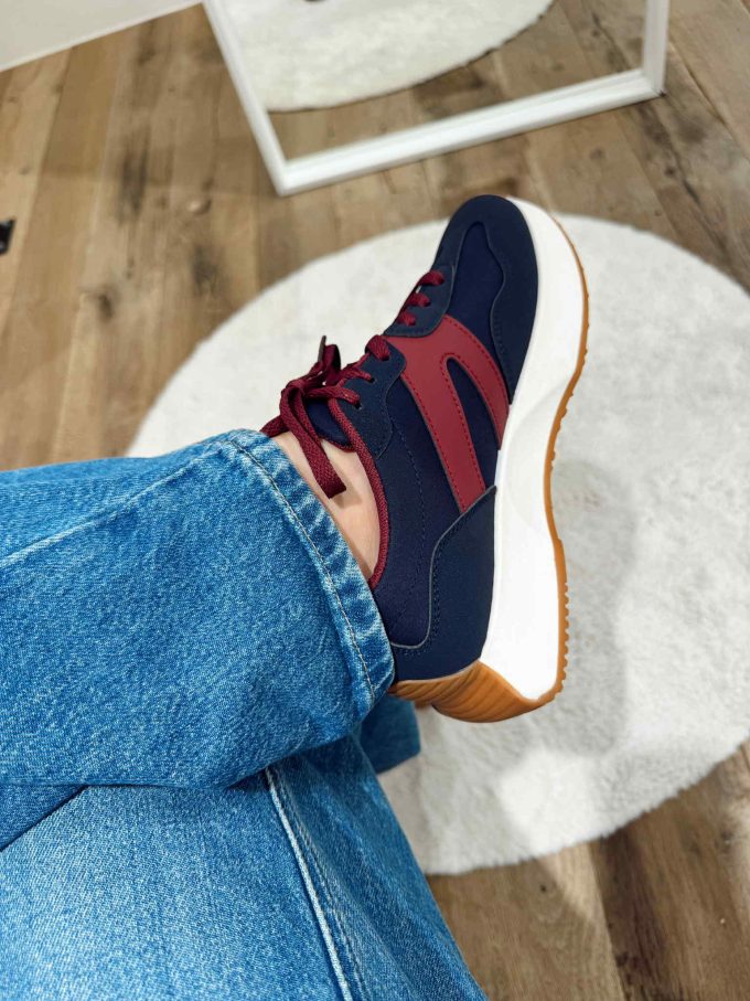 Sneakers navy met bordeaux accent.