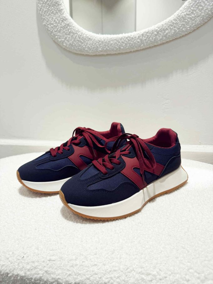 Sneakers navy met bordeaux accent.