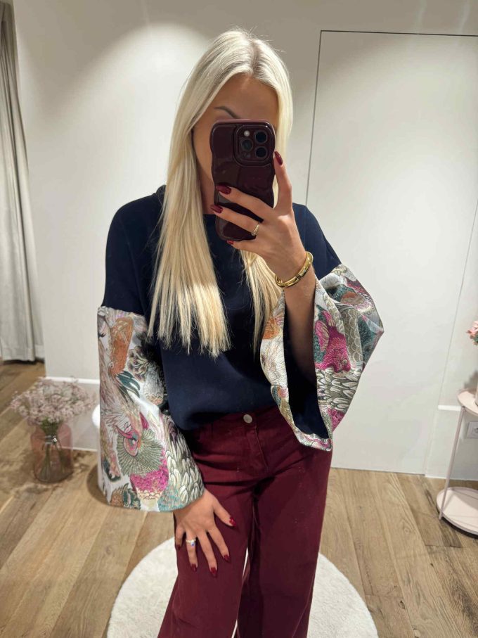 Sweater print mouwen.