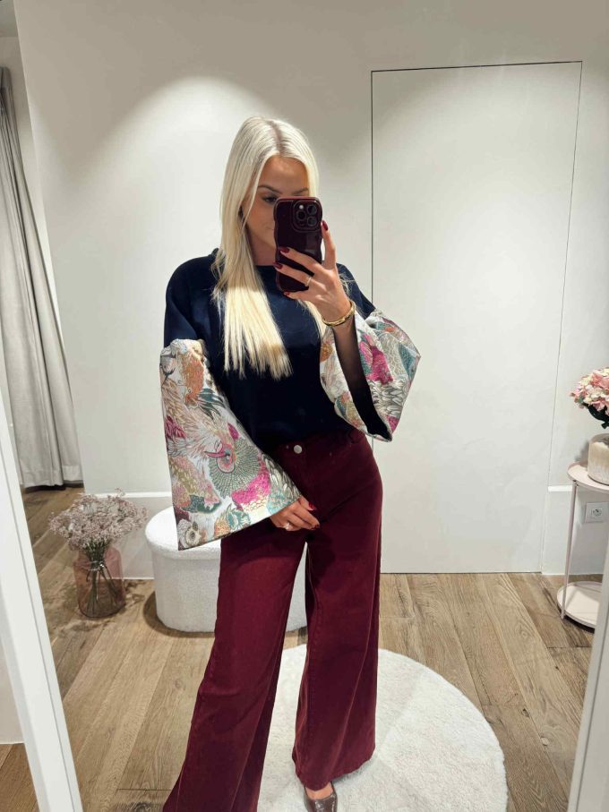 Sweater print mouwen.