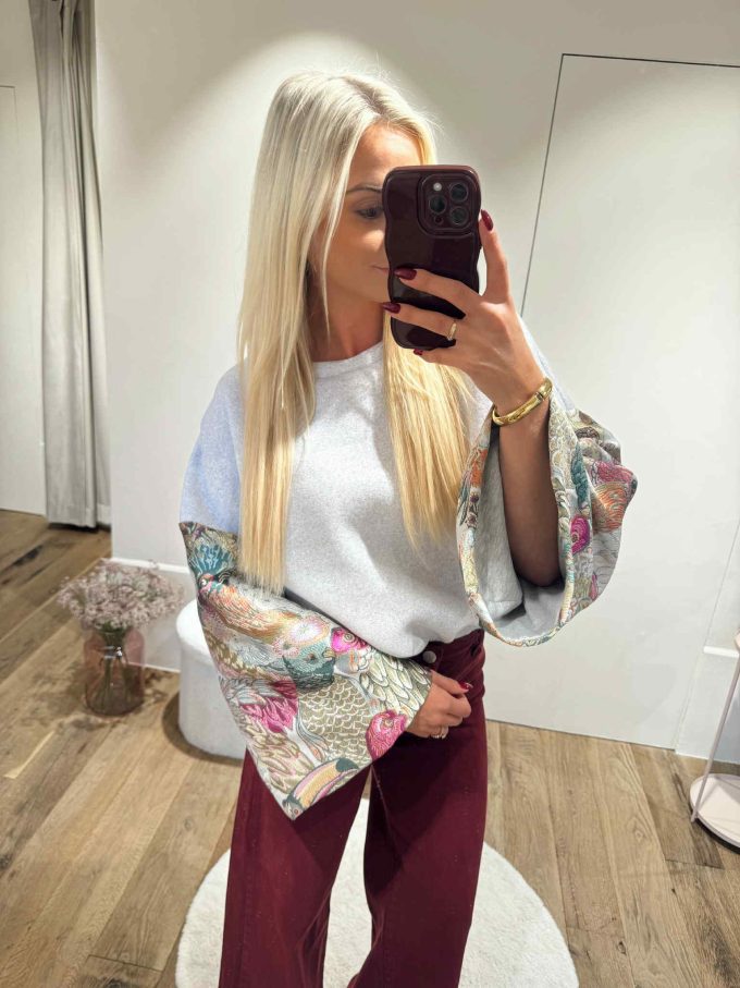 Sweater print mouwen.