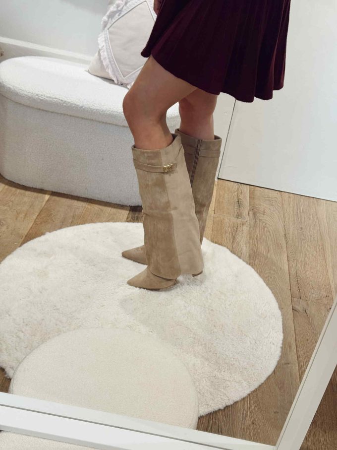 Beige boots golden detail.
