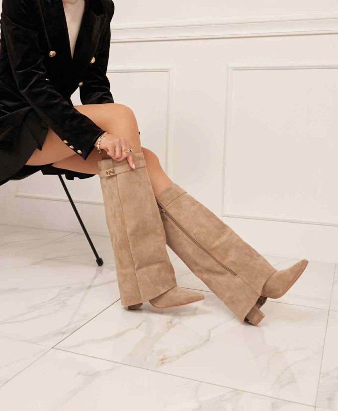 Beige boots golden detail.