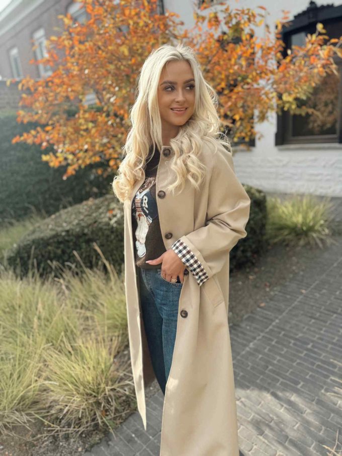 Beige mantel geruit mouwtje.