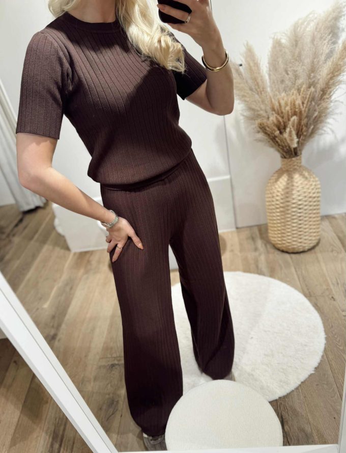Ensemble marron.