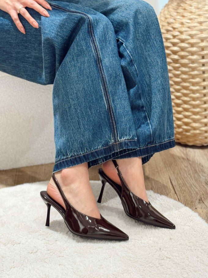 Lak pumps.