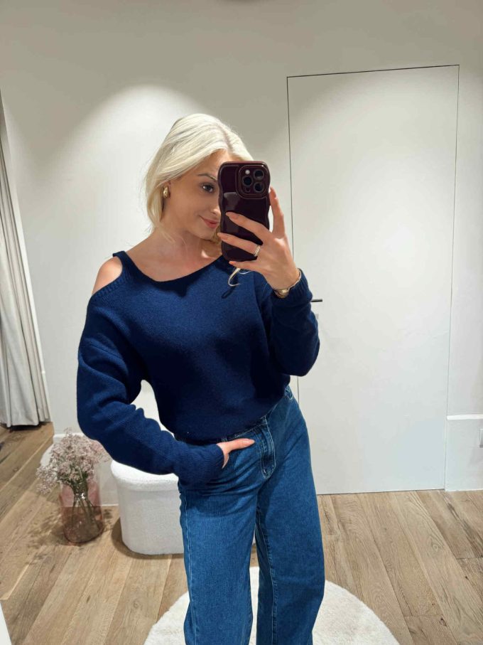Off shoulder pull.