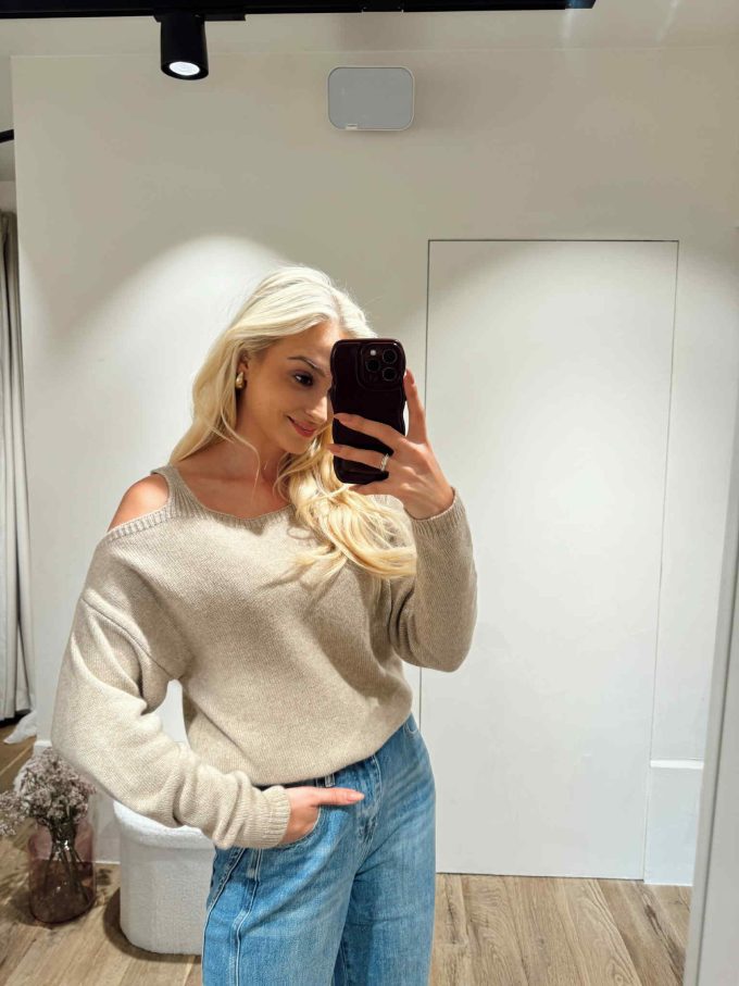 Off shoulder pull.