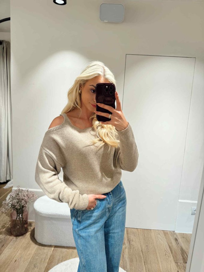 Off shoulder pull.