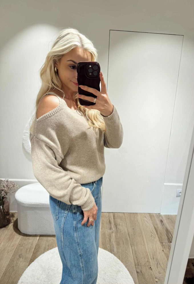 Off shoulder pull.