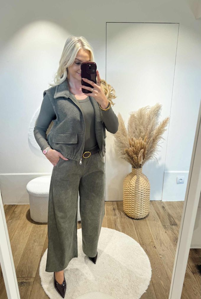Pantalon velours + ceinture.