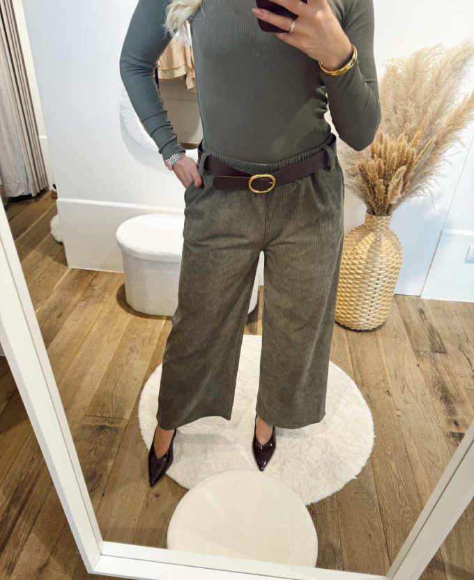 Pantalon velours + ceinture.