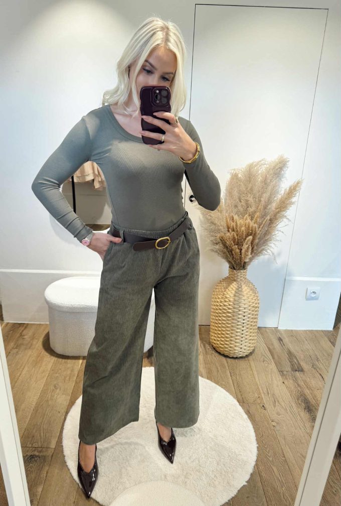 Pantalon velours + ceinture.