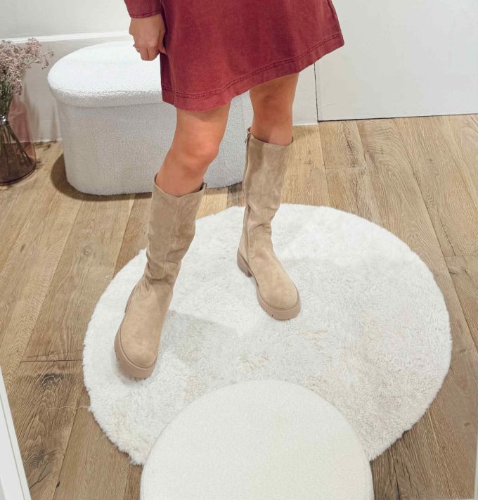 Platte beige boots.