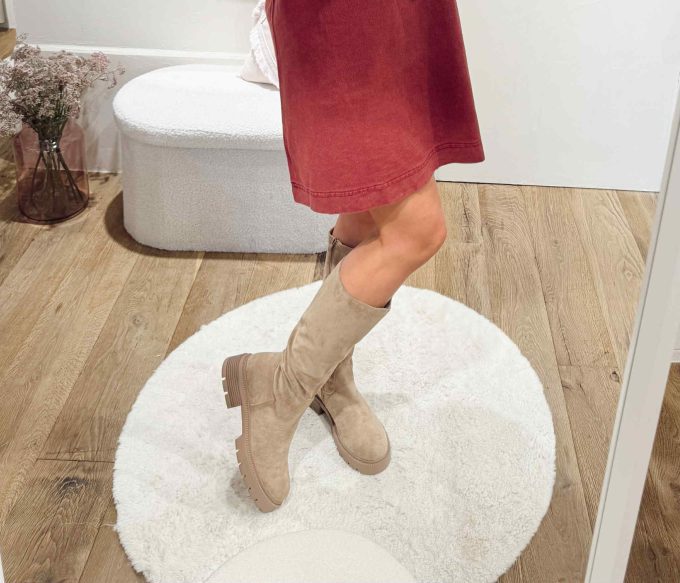 Platte beige boots.