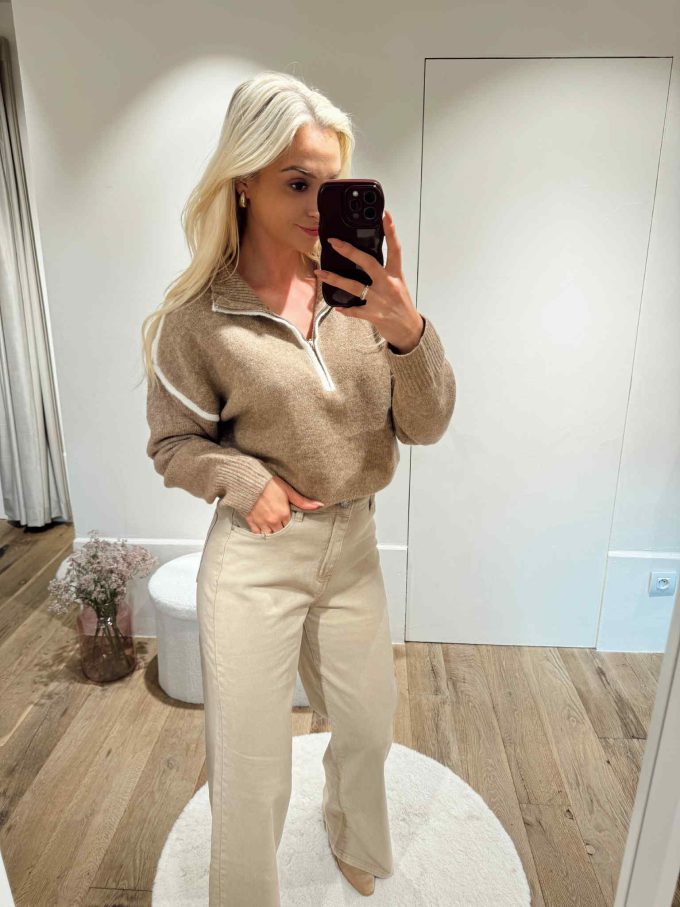 Sweater zip.