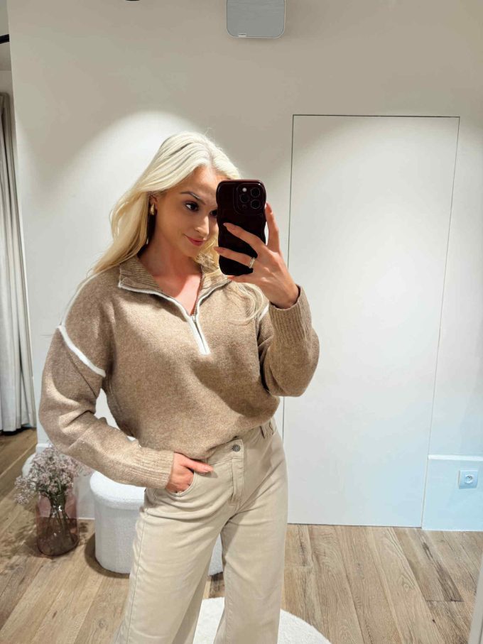 Sweater zip.